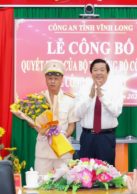 Đồng chí Bùi Văn Nghiêm tặng hoa chúc mừng Đại tá Trà Quang Thanh.
