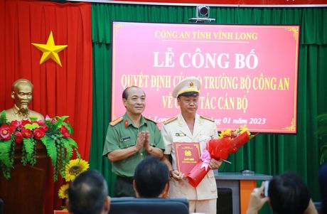 Đại tá Nguyễn Trọng Dũng - Ủy viên Thường vụ Tỉnh ủy, Giám đốc Công an tỉnh trao quyết định của Bộ trưởng Bộ Công an đối với Đại tá Trà Quang Thanh.