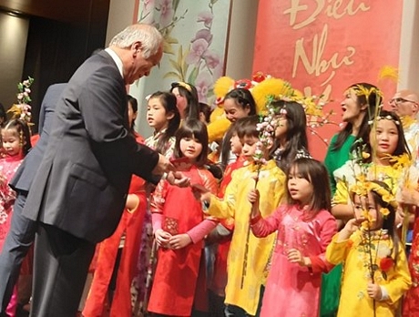 Lì xì cho trẻ em trong Tết Việt 2023 tại Bỉ.