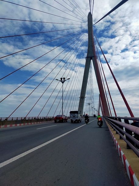 Cầu Cần Thơ - cầu dây văng đầu tiên vượt sông Hậu.