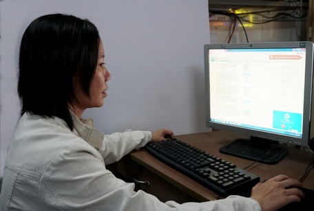 Chị Nguyễn Thị Thùy Dương (Công ty Quảng cáo Vĩnh An, TP Vĩnh Long) nộp hồ sơ trực tuyến mức độ 4 tại văn phòng công ty.