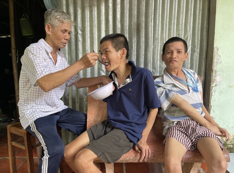 Ông Phú vui với việc chăm sóc 2 con riêng và nở nụ cười tươi khi được con thể hiện tình cảm yêu thương.