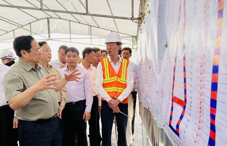 Thủ tướng Phạm Minh Chính kiểm tra tiến độ dự án cầu Mỹ Thuận 2.