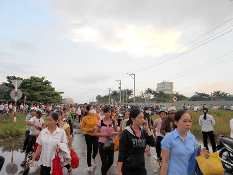 KCN Hòa Phú (huyện Long Hồ) thu hút hàng chục ngàn lao động cả trong và ngoài tỉnh.