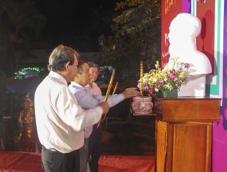  Các đại biểu thực hiện nghi thức dâng hương Chủ tịch Hồ Chí Minh.