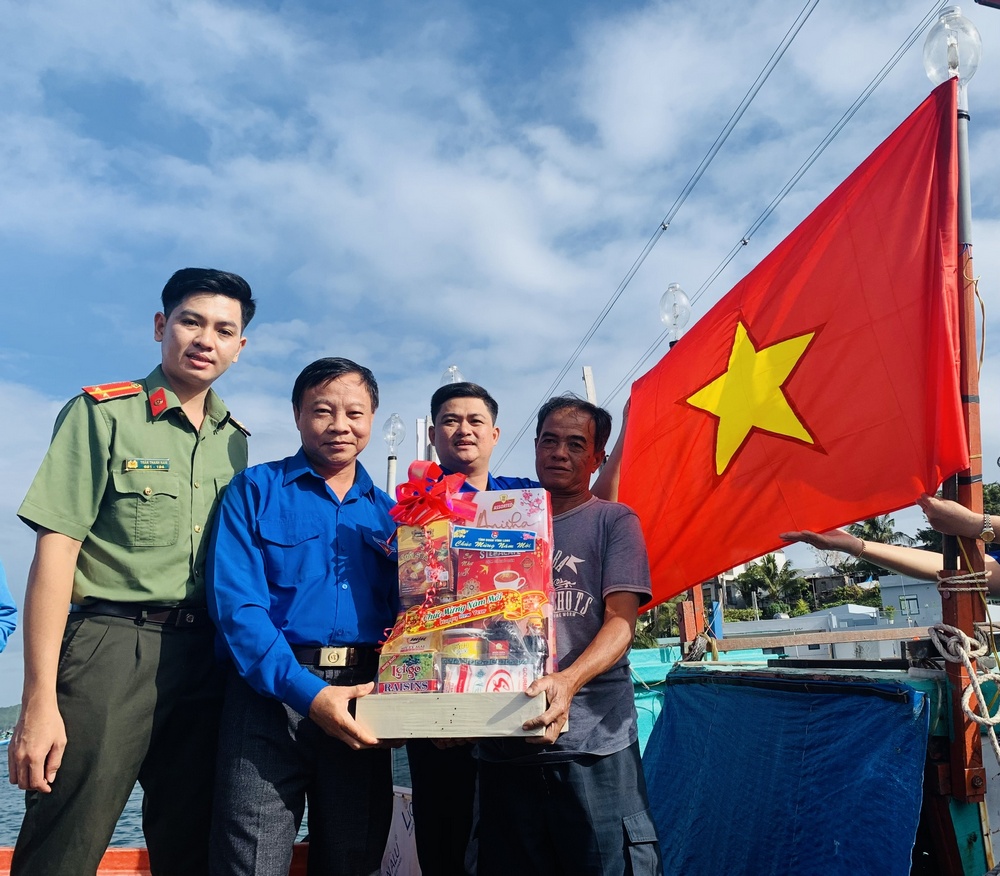 Tuổi trẻ tỉnh nhà tặng cờ Tổ quốc, trao quà xuân cho ngư dân khó khăn ở phường An Thới (TP Phú Quốc, tỉnh Kiên Giang) và động viên bà con vươn khơi, bám biển.