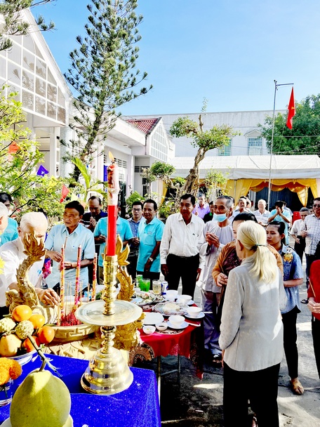 Đông đảo lương y và người dân địa phương tham dự lễ dâng hương.