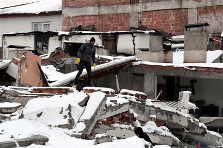 Cảnh đổ nát sau trận động đất tại Kahramanmaras, Thổ Nhĩ Kỳ, ngày 7/2/2023. Ảnh: THX/TTXVN