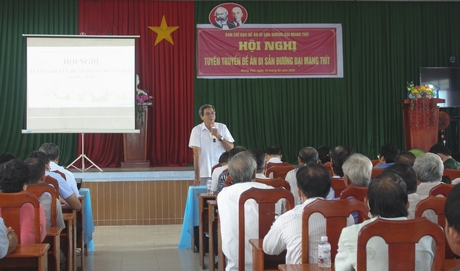 Giám đốc Sở Văn hóa - TT - DL - Phan Văn Giàu tuyên truyền đề án di sản đương đại cho người dân Mang Thít.