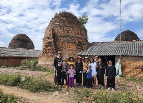 Công ty Du lịch Mekong Travel đã xây tuyến cho du khách trải nghiệm ở lò gạch, gốm.