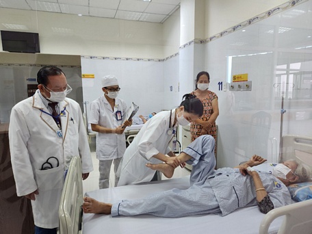 Bệnh nhân đang điều trị tại Trung tâm Đột quỵ BVĐK Xuyên Á.