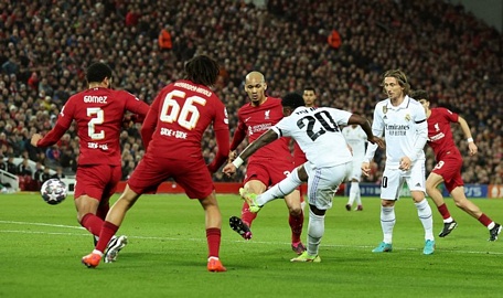 Vinicius thực hiện cú đá thành bàn trước rừng chân của hậu vệ Liverpool.  Ảnh: REUTERS
