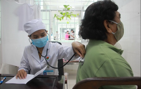 BS người dân tộc Khmer Mỹ Thanh rất yêu nghề, luôn tìm tòi học hỏi để giúp nâng hiệu quả khám, chẩn đoán và điều trị bệnh nhân