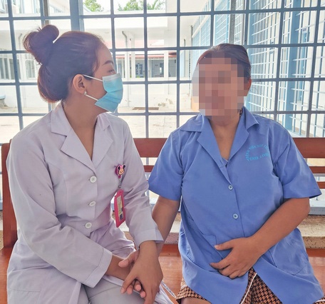 Bác sĩ trẻ Nguyễn Ngọc Kim Châu dành thời gian trò chuyện cùng bệnh nhân.