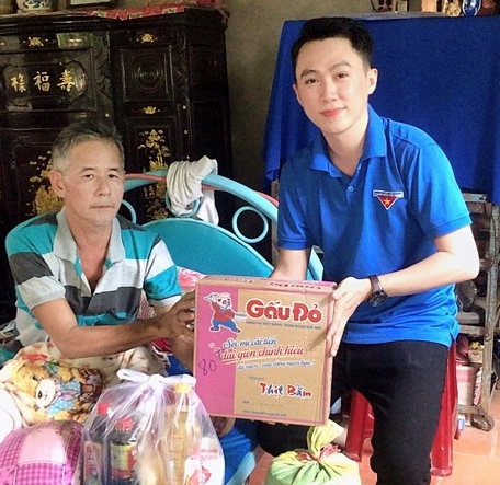 Anh Nguyễn Thanh Đức trao quà hỗ trợ cho các hoàn cảnh khó khăn.