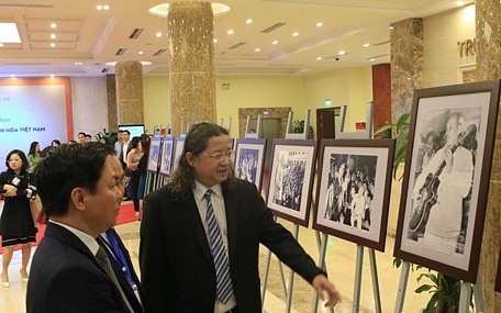Các đại biểu và khách tham quan triển lãm.
