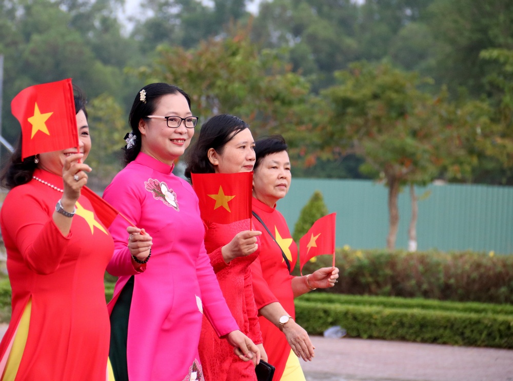 Bà Nguyễn Thị Quyên Thanh- Phó Chủ tịch UBND tỉnh, Trưởng Ban chỉ đạo bình đẳng giới và vì sự tiến bộ của phụ nữ tỉnh Vĩnh Long (áo hồng) dẫn đầu đoàn diễu hành.