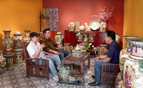 Chọn hoa văn thuần Việt anh Cường và anh Xin đã mở ra lối đi riêng và tạo dấu ấn đặc biệt cho các sản phẩm gốm Biên Hòa do các anh sản xuất.