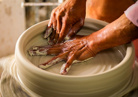 Nghệ thuật tạo hình xoay tay và khắc chủng, chấm men mang đặc trưng riêng cho dòng gốm mỹ nghệ Biên Hòa.