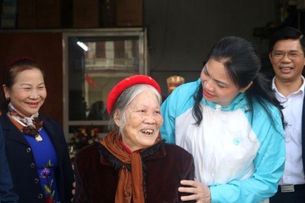 Chủ tịch Hội Liên hiệp Phụ nữ Việt Nam Hà Thị Nga thăm và chúc mừng phụ nữ cao tuổi nhân ngày thành lập Đảng 3/2 - Ảnh: VGP/LS