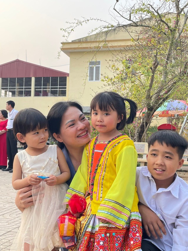 Bà Hà Thị Nga thăm học sinh có hoàn cảnh đặc biệt khó khăn tại tỉnh Điện Biên - Ảnh: VGP/LS
