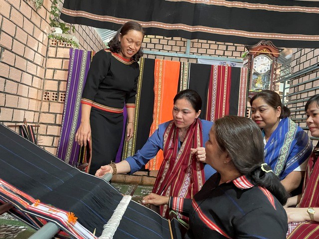 Bà Hà Thị Nga thăm mô hình Câu lạc bộ Phụ nữ dệt thổ cẩm tỉnh Gia Lai - Ảnh: VGP/LS