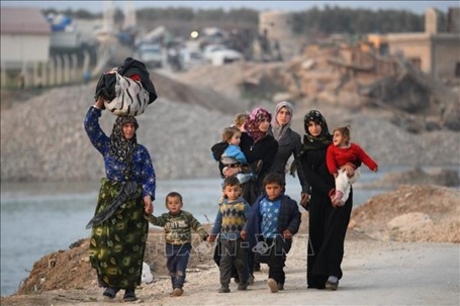 Phụ nữ và trẻ em Syria sơ tán khỏi khu vực chiến sự ở tỉnh Idlib, tới một trại tị nạn ở TT Afrin, giáp giới Thổ Nhĩ Kỳ ngày 19/2/2020. Ảnh minh họa: AFP/TTXVN