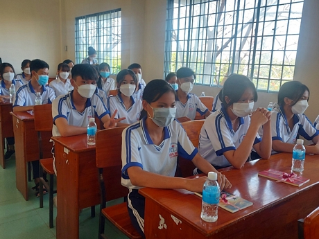 Trao đổi chia sẻ thông tin chăm sóc sức khỏe sinh sản vị thành niên tại Trường THPT Hòa Ninh (Long Hồ).