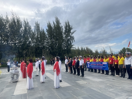 Thắp hương tưởng nhớ các chiến sĩ Gạc Ma- chúng tôi xem khu tưởng niệm là địa chỉ đỏ, là bài ca bất tử trong hàng triệu trái tim nhân dân Việt Nam.
