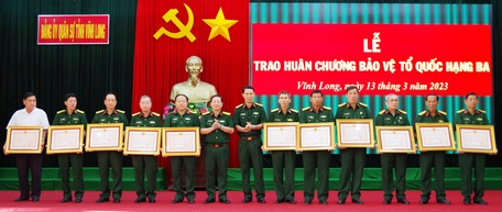 Thừa ủy quyền của Chủ tịch nước, Bộ Quốc phòng, Đại tá Trần Minh Trang- Ủy viên Thường vụ Tỉnh ủy, Chỉ huy trưởng Bộ Chỉ huy Quân sự tỉnh, trao Huân chương Bảo vệ Tổ quốc hạng Ba cho các cá nhân.