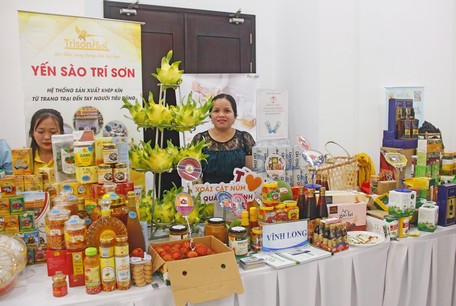 Các tỉnh, thành phố vùng ĐBSCL tham gia trưng bày sản phẩm nhằm tìm kiếm cơ hội phát triển thị trường TP Hồ Chí Minh.