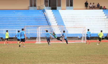 Pha ghi bàn gỡ hòa 1-1 khá đẹp mắt của cầu thủ số 17 mở màn cho cuộc lội ngược dòng của Công an huyện Mang Thít.