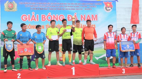 Công an huyện Mang Thít xuất sắc giành chiếc cúp vô địch.