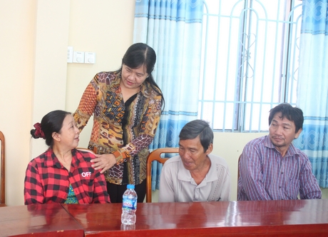 Chủ tịch UBND huyện Long Hồ Phan Thị Mỹ Hạnh thăm hỏi, động viên các hộ dân phấn đấu vươn lên.