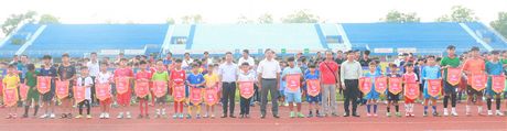 BTC trao cờ lưu niệm cho các đội bóng tham dự Giải Bóng đá thiếu niên, nhi đồng.