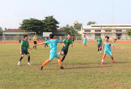 Pha tranh bóng trong trận đấu giữa 2 đội TP Vĩnh Long và huyện Bình Tân ở cấp THCS.