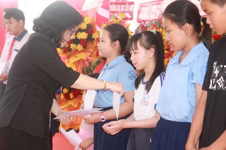 Bà Nguyễn Thị Minh Hạnh – Ủy viên Thường vụ Tỉnh ủy, Trưởng Ban Dân vận Tỉnh ủy đại diện lãnh đạo tỉnh trao suất dinh dưỡng cho trẻ em có cha mẹ mất do dịch COVID-19.