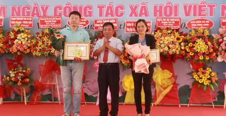 Ông Trần Văn Khái – Giám đốc Sở Lao động – TB – XH đại diện trao bằng khen của UBND tỉnh cho nhà hảo tâm có nhiều đóng góp vào hoạt động của Trung tâm CTXH.