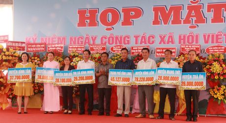 Ông Võ Văn Tám – Phó Giám đốc Sở Lao động – TB – XH trao bảng tượng trưng kinh phí hỗ trợ suất sinh kế, suất dinh dưỡng, thẻ BHYT cho các địa phương trong tỉnh.