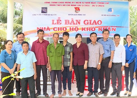 Lãnh đạo huyện Mang Thít cùng chính quyền địa phương, đơn vị tài trợ bàn giao nhà cho ông Phạm Thanh Nhàn.