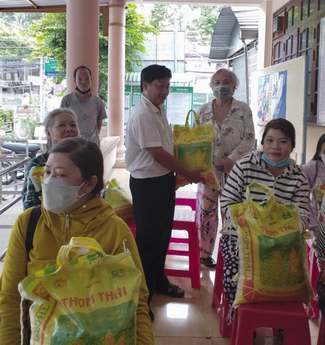 Anh Nguyễn Minh Tâm tích cực giúp đỡ, sẻ chia cùng người khuyết tật.