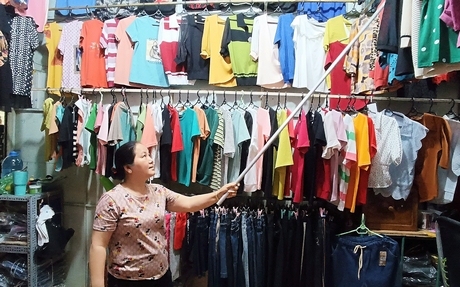 Chị Nguyễn Thị Kim Thoa “trưng bày lại” quần áo, mong có khách đến mua.