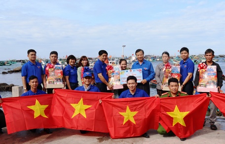 Tỉnh Đoàn Vĩnh Long trao lá cờ Tổ quốc, tặng quà hỗ trợ ngư dân có hoàn cảnh khó khăn.