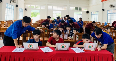Đoàn khảo sát thực tế tại xã Hòa Ninh (Long Hồ).