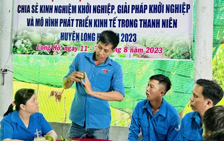 Anh Phạm Minh Lâm (người đứng) trong một buổi chia sẻ kinh nghiệm mô hình phát triển kinh tế trong thanh niên.