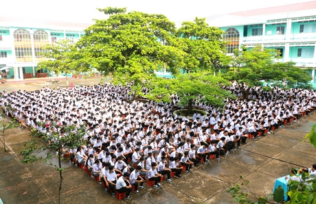 Hơn 210.000 học sinh Vĩnh Long bước vào năm học mới.