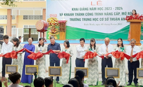 Ông Lữ Quang Ngời- Chủ tịch UBND tỉnh, dự lễ khai giảng và trao học bổng học sinh Trường THPT Phạm Hùng.