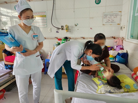 Trẻ bị viêm đường hô hấp điều trị tại Bệnh viện Nhi đồng TP Cần Thơ.