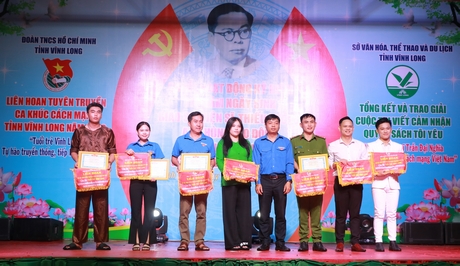 Anh Mai Thanh Hồ- Phó Bí thư Thường trực Tỉnh Đoàn Vĩnh Long trao giải cho các đơn vị tham gia liên hoan.