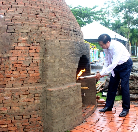 Ủy viên BCH Trung ương Đảng, Bí thư Tỉnh ủy- Bùi Văn Nghiêm thực hiện thắp lửa tại lò gạch.